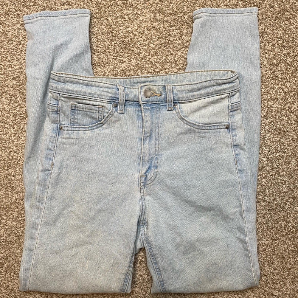 Light wash distressed knee curvy jeggings